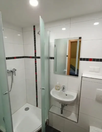 Dusche und WC an jedem Zimmer